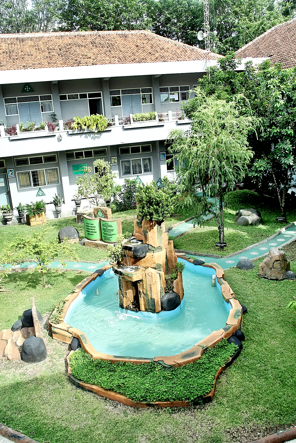 1) Taman depan ruang kepala sekolah